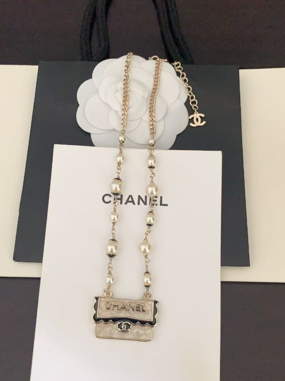 ❤️CHANEL Black patterned white bag necklace